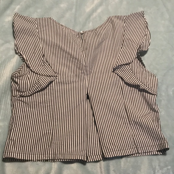 Cute striped, ruffle sleeve cropped top - Picture 2 of 3